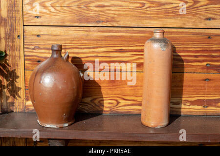 Vasi antichi e brocche d'acqua. Accessori per la casa dal secolo scorso impostato sul davanzale. Stagione di autunno. Foto Stock