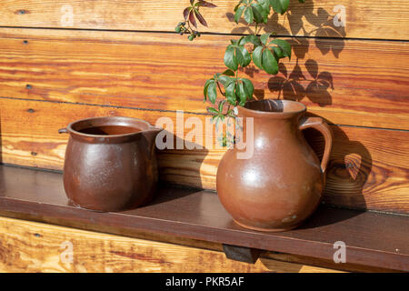 Vasi antichi e brocche d'acqua. Accessori per la casa dal secolo scorso impostato sul davanzale. Stagione di autunno. Foto Stock