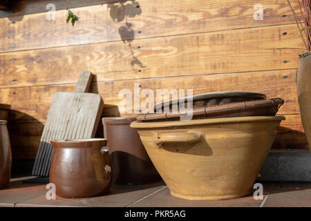 Vasi antichi e brocche d'acqua. Accessori per la casa dal secolo scorso impostato sul davanzale. Stagione di autunno. Foto Stock