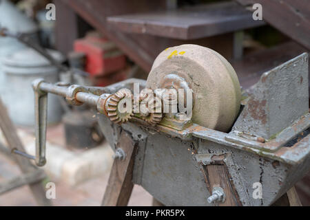 Un vecchio whetstone per affilatura coltelli. Mola su un vecchio treppiede.  Stagione di autunno Foto stock - Alamy