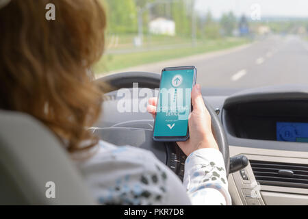 Il collegamento di smart phone al sistema audio per auto con tecnologia wireless Foto Stock