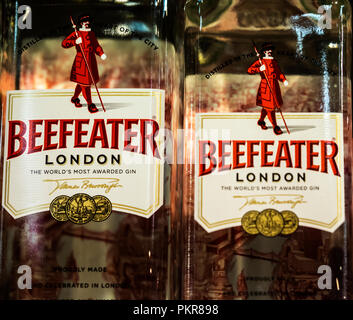 Beefeater London dry gin bottiglie su store shel. È un marchio di gin di proprietà da parte di Pernod Ricard e imbottigliato e distribuito nel Regno Unito. Foto Stock