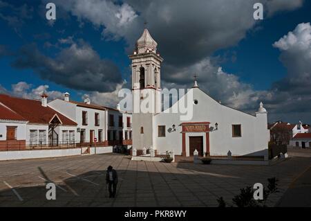 Chiesa di San Sebastiano e Piazza, Villablanca, provincia di Huelva, regione dell'Andalusia; Spagna, Europa. Foto Stock