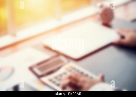 Mano sfocata premendo sul pulsante calcolatrice, smart business concetto di lavoro Foto Stock