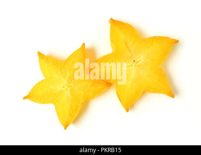 Vista superiore della vibrante stella gialla forma di due fette di maturi frutti a stella su sfondo bianco Foto Stock