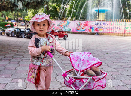 Immagini di Panfilov Park a Bishkek, la meravigliosa, walkable capitale del Kirghizistan. Foto Stock