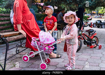 Immagini di Panfilov Park a Bishkek, la meravigliosa, walkable capitale del Kirghizistan. Foto Stock