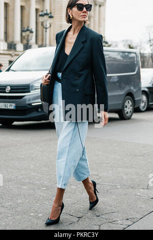 Parigi, Francia - 6 Marzo 2018: Julie Pelipas, direttore di moda per Vogue ucraina, dopo CHANEL show alla settimana della moda di Parigi Autunno / Inverno 2018-2019 Foto Stock