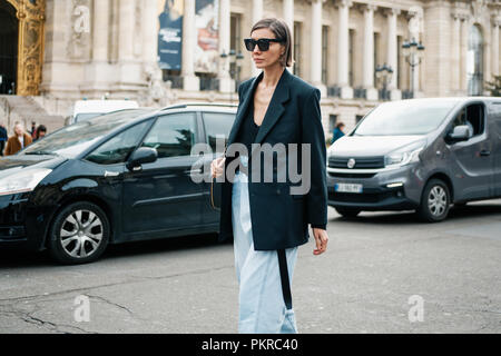 Parigi, Francia - 6 Marzo 2018: Julie Pelipas, direttore di moda per Vogue ucraina, dopo CHANEL show alla settimana della moda di Parigi Autunno / Inverno 2018-2019 Foto Stock