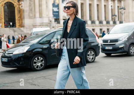 Parigi, Francia - 6 Marzo 2018: Julie Pelipas, direttore di moda per Vogue ucraina, dopo CHANEL show alla settimana della moda di Parigi Autunno / Inverno 2018-2019 Foto Stock