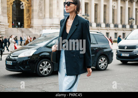 Parigi, Francia - 6 Marzo 2018: Julie Pelipas, direttore di moda per Vogue ucraina, dopo CHANEL show alla settimana della moda di Parigi Autunno / Inverno 2018-2019 Foto Stock