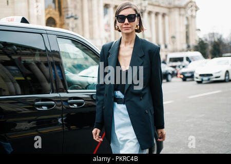 Parigi, Francia - 6 Marzo 2018: Julie Pelipas, direttore di moda per Vogue ucraina, dopo CHANEL show alla settimana della moda di Parigi Autunno / Inverno 2018-2019 Foto Stock