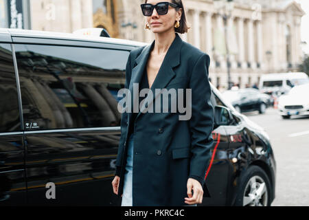 Parigi, Francia - 6 Marzo 2018: Julie Pelipas, direttore di moda per Vogue ucraina, dopo CHANEL show alla settimana della moda di Parigi Autunno / Inverno 2018-2019 Foto Stock