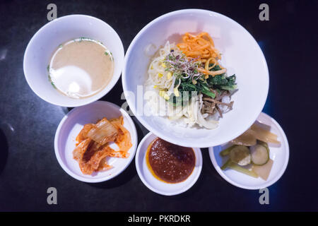 Bibimbap - Riso mescolato con verdure, carne, e peperoncino in pasta e piatti laterali dalla Corea. Foto Stock