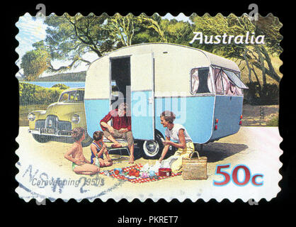 AUSTRALIA - circa 2007: un timbro stampato in australia mostra famiglia godendo di un caravan del 50s, caravanning degli anni cinquanta, circa 2007 Foto Stock