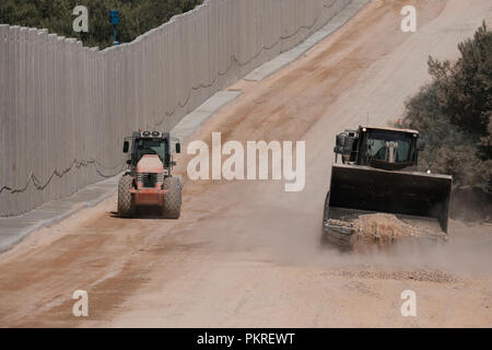 Rosh Hanikra, Israele. 5 Settembre, 2018. Bulldozer israeliano terra di livello lungo la nuova sette metri di alta sicurezza aggiornato un muro costruito da Israele sul confine israelo-palestinese nei pressi di Rosh HaNikra Crossing anche noto come Ras Al Naqoura Crossing. Il muro di cemento è costruito sul-Israeliano tenutasi il territorio e si estenderà dal Mar Mediterraneo a ovest per l area intorno al monte Hermon in oriente. Foto Stock