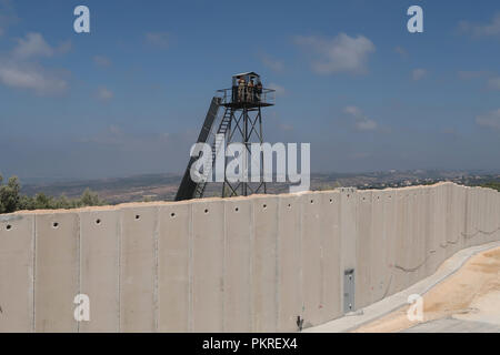 Rosh Hanikra, ISRAELE. 5th Settembre 2018. I soldati libanesi si trovano all'esterno di una torre di guardia mentre guardano verso il basso dal lato libanese del confine lungo un muro di sicurezza alto sette metri costruito da Israele sul confine israelo-libanese vicino al Rosh HaNikra Crossing, noto anche come Ras al Naqoura Crossing. Il muro di cemento si estende dal Mar Mediterraneo ad ovest fino all'area intorno al Monte Hermon ad est. Foto Stock
