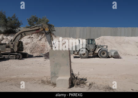Rosh Hanikra, ISRAELE. 5 settembre 2018. Una macchina militare israeliana Caterpillar 980F per impieghi gravosi lungo il nuovo muro di sicurezza migliorato alto sette metri costruito da Israele sul confine israelo-libanese vicino al passaggio Rosh HaNikra, noto anche come attraversamento di Ras al Naqoura. Il muro di cemento è in fase di costruzione sul territorio israeliano e si estenderà dal Mar Mediterraneo a ovest all'area intorno al Monte Hermon a est. Foto Stock