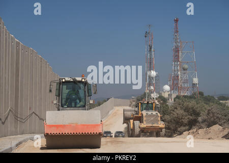 Rosh Hanikra, Israele. 5 Settembre, 2018. Bulldozer israeliano terra di livello lungo la nuova sette metri di alta sicurezza aggiornato un muro costruito da Israele sul confine israelo-palestinese nei pressi di Rosh HaNikra Crossing anche noto come Ras Al Naqoura Crossing. Il muro di cemento è costruito sul-Israeliano tenutasi il territorio e si estenderà dal Mar Mediterraneo a ovest per l area intorno al monte Hermon in oriente. Foto Stock