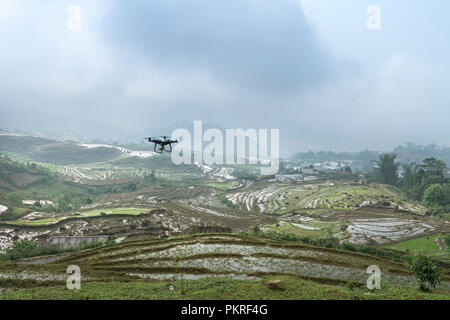 Il Drone volare su terrazze in campo Sa Pa town, Lao Cai provincia, Vietnam Foto Stock