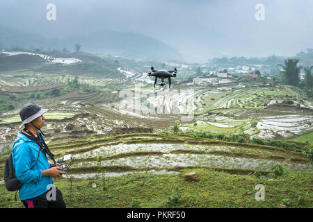 Il Drone volare su terrazze in campo Sa Pa town, Lao Cai provincia, Vietnam Foto Stock