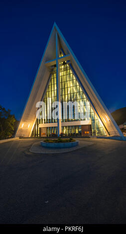 TROMSO, NORVEGIA, Agosto 28, 2018: vista notturna di Tromsdalen Chiesa o la Cattedrale Artica in Tromso. Foto Stock