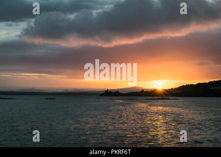 Questa è una foto di Lough Swilly Donegal Irlanda al tramonto. In distanza vi è la sagoma del Castello di pollice. Foto Stock