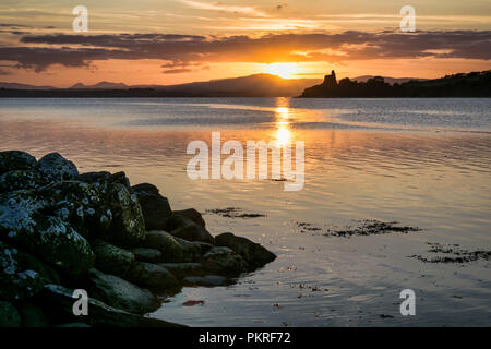 Questa è una foto di Lough Swilly Donegal Irlanda al tramonto. In distanza vi è la sagoma del Castello di pollice. Foto Stock