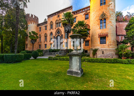 Italia Piemonte Busca Castello del Roccolo e del parco Foto Stock