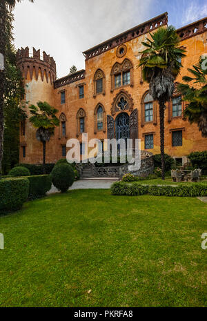 Italia Piemonte Busca Castello del Roccolo e del parco Foto Stock