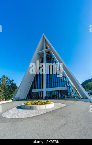 TROMSO, NORVEGIA, Agosto 28, 2018: Tromsdalen Chiesa o la Cattedrale Artica in Tromso Foto Stock