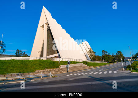 TROMSO, NORVEGIA, Agosto 28, 2018: Tromsdalen Chiesa o la Cattedrale Artica in Tromso Foto Stock