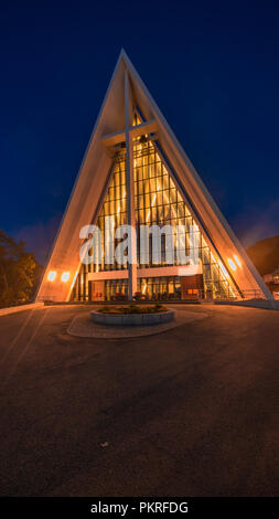 TROMSO, NORVEGIA, Agosto 28, 2018: vista notturna di Tromsdalen Chiesa o la Cattedrale Artica in Tromso Foto Stock