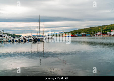 EIDKJOSEN, NORVEGIA, Agosto 29, 2018: Sjurdnes Marina è un piccolo porto situato sulla costa della Norvegia nella città di Eidkjosen. Foto Stock