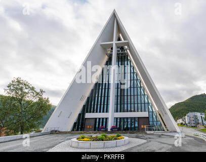 TROMSO, NORVEGIA, Agosto 28, 2018: Tromsdalen Chiesa o la Cattedrale Artica in Tromso Foto Stock