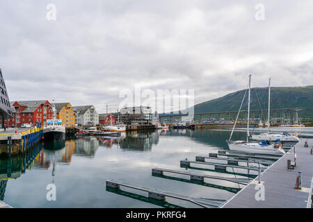 TROMSO, Norvegia - 28 agosto 2018: Vista della zona di marina e le barche nel porto di Tromso, il più grande porto di pesca nelle regioni artiche della Norvegia. Foto Stock
