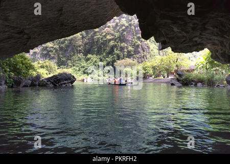 Il maestoso paesaggio sul fiume NGO Dong a Tam Coc Bich Dong vista dalla cima della montagna nella provincia di Ninh Binh del Vietnam Foto Stock