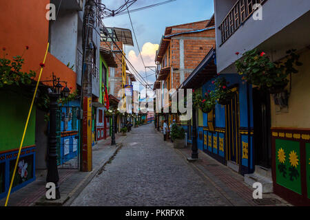 Guatape, Colombia - 23 Febbraio 2018 : colorate strade della bella città Foto Stock