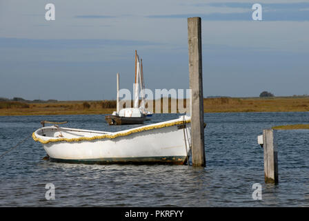 Barche ormeggiate, metà di marea, Brancaster Staithe, Norfolk, Inghilterra Foto Stock