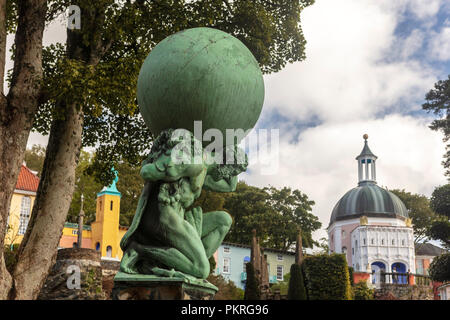 Statua di Ercole da William Brodie (1863) presso l'holiday resort villaggio di Portmeirion nel Galles del Nord, Regno Unito. Foto Stock