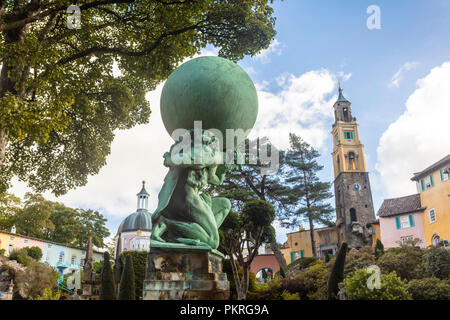 Statua di Ercole da William Brodie (1863) presso l'holiday resort villaggio di Portmeirion nel Galles del Nord, Regno Unito. Foto Stock