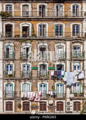 Lisbona, Portogallo. Febbraio 01, 2017: vecchi e danneggiati del xviii secolo edificio neoclassico in bassa quartiere di Alfama. Tipico stile Pombaline. Foto Stock