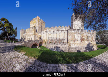 Lisbona, Portogallo - 01 Febbraio 2017: Castelo de Sao Jorge aka Saint George Castle. Ingresso della Castelejo aka mantenere con il fossato, torri di guardia, bat Foto Stock