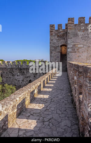 Lisbona, Portogallo - 1 Febbraio 2017: Castelo de Sao Jorge aka Saint George Castle. Mura difensive con una vista del wallwalk, merli, bastioni, Foto Stock