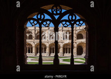 Lisbona, Portogallo. Chiostro del monastero di San Geronimo o Abbey a Lisbona, Portogallo, aka Santa Maria de Belem monastero. Patrimonio Mondiale UNESCO Foto Stock