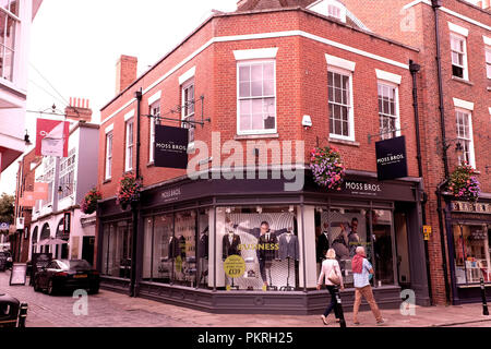 Moss bros abbigliamento negozio di vendita al dettaglio nella città di Canterbury Kent REGNO UNITO sett 2018 Foto Stock