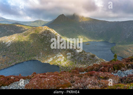 Affacciato sul lago di Colomba a Cradle Mountain Foto Stock