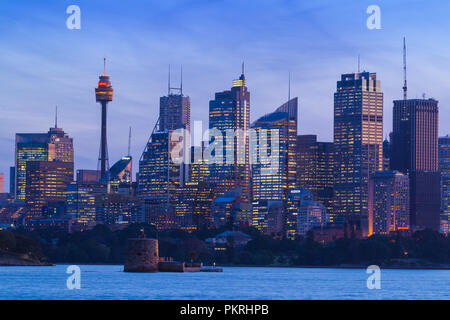 La città di Sydney skyline in Australia che si vede attraverso il porto di Sydney a Cremorne Point. Foto Stock