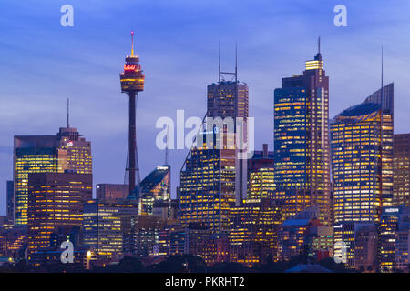 La città di Sydney skyline in Australia che si vede attraverso il porto di Sydney a Cremorne Point. Foto Stock