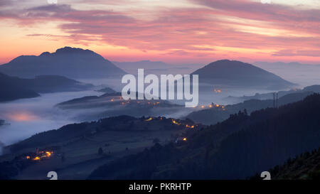 Incredibile tramonto su valle Aramaio (Alava, Paese Basco) Foto Stock